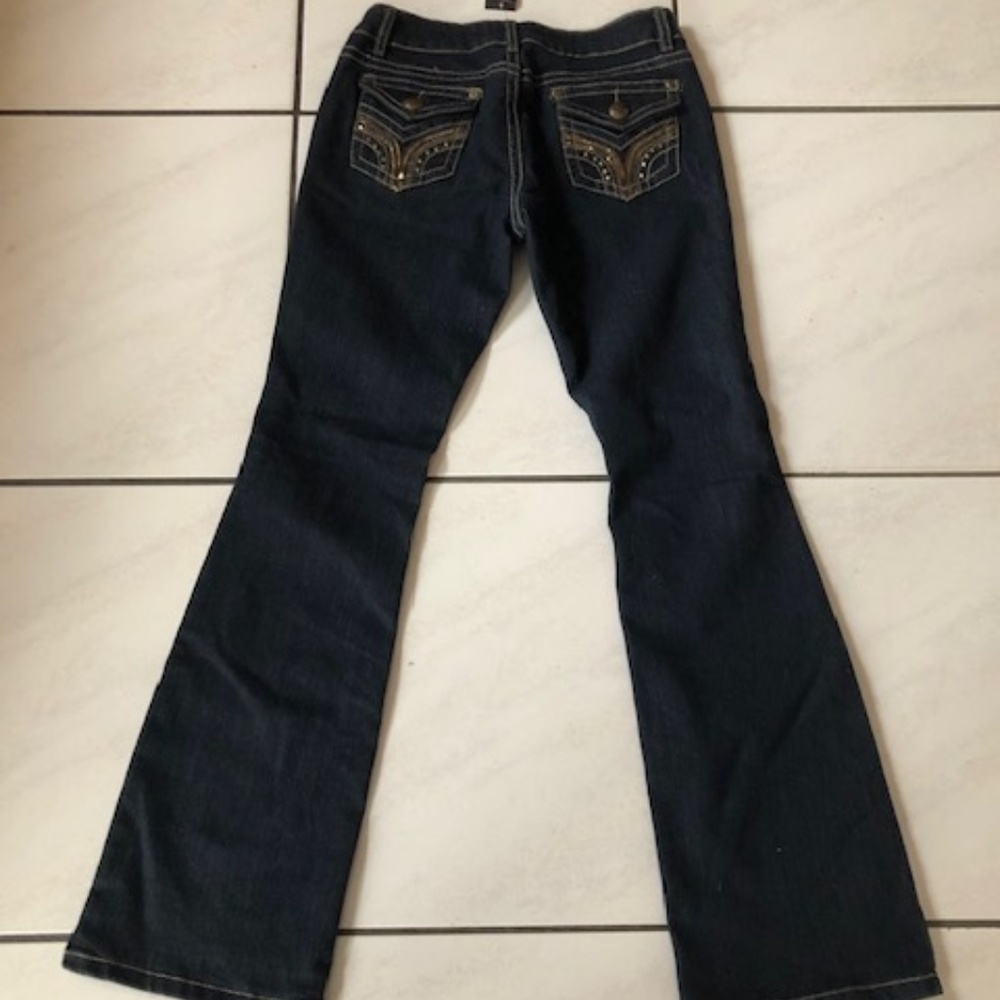 New womenโs 2b jeans.